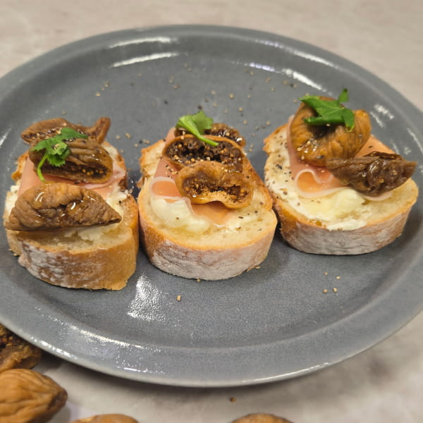 ドライイチジクのオープンサンド